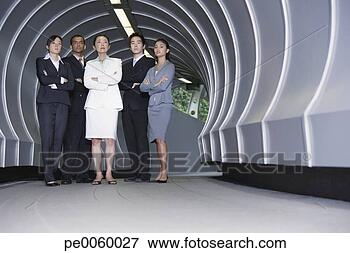 Foto - cinco,  businesspeople, 
 ficar,  corredor. 
fotosearch - busca 
de fotos, imagens 
e clipart