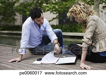 Foto - dois,  businesspeople, 
 ao ar livre, 
 convés,  paperwork. 
fotosearch - busca 
de fotos, imagens 
e clipart