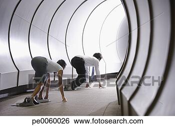 Banco de Imagem - dois,  businesspeople, 
 corredor,  executando, 
 início,  blocos. 
fotosearch - busca 
de fotos, imagens 
e clipart