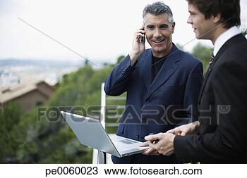 Banco de Imagem - dois,   homens 
negócios,   ao 
ar livre,   sacada, 
  laptop,   móvel. 
fotosearch - busca 
de fotos, imagens 
e clipart