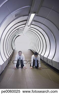Banco de Imagem - dois,  homens 
negócios,  corredor, 
 executando,  
início,  blocos. 
fotosearch - busca 
de fotos, imagens 
e clipart
