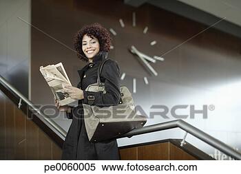 Banco de Imagem - executiva,  dentro, 
 escadaria,  jornal. 
fotosearch - busca 
de fotos, imagens 
e clipart
