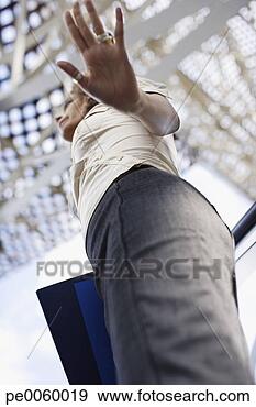 Arquivo Fotográficos - executiva,  dentro, 
 trilhos,  segurando, 
 pastas. fotosearch 
- busca de fotos, 
imagens e clipart