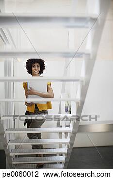 Banco de Imagem - executiva,   escritório, 
  espaço,   segurando, 
  pasta,   fundo. 
fotosearch - busca 
de fotos, imagens 
e clipart