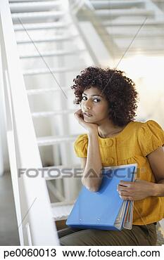 Banco de Imagem - executiva,   escritório, 
  espaço,   segurando, 
  pastas,   fundo. 
fotosearch - busca 
de fotos, imagens 
e clipart