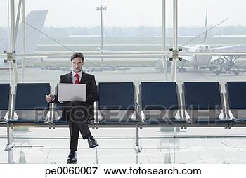 Foto - homem negócios, 
 aeroporto,  laptop, 
 móvel,  telefone. 
fotosearch - busca 
de fotos, imagens 
e clipart