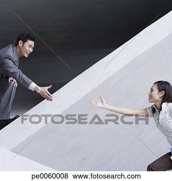 Banco de Imagem - homem negócios, 
 ajudando,  executiva, 
 estrutura,  ao 
ar livre. fotosearch 
- busca de fotos, 
imagens e clipart