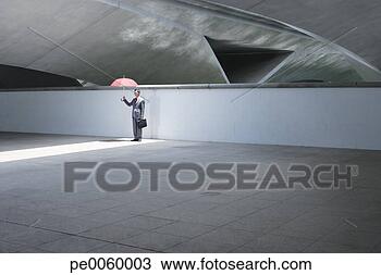 Banco de Imagem - homem negócios, 
  ficar,   ao 
ar livre,   predios, 
  segurando. fotosearch 
- busca de fotos, 
imagens e clipart