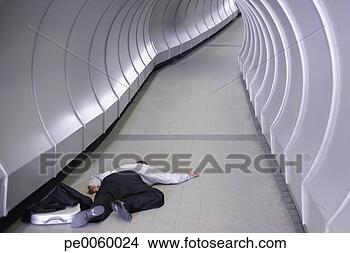 Banco de Imagem - homem negócios, 
 passado,  saída, 
 corredor. fotosearch 
- busca de fotos, 
imagens e clipart