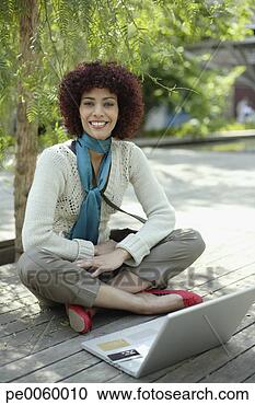 Arquivo de Fotografias - mulher,  ao ar 
livre,  convés, 
 laptop. fotosearch 
- busca de fotos, 
imagens e clipart