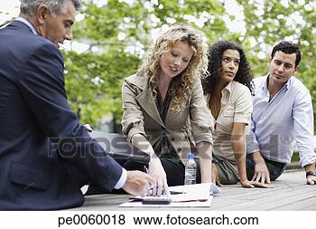 Banco de Imagem - quatro,  businesspeople, 
 ao ar livre, 
 convés,  paperwork. 
fotosearch - busca 
de fotos, imagens 
e clipart