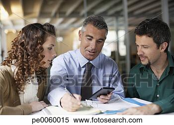 Banco de Imagem - três,  businesspeople, 
 escritório,  
paperwork. fotosearch 
- busca de fotos, 
imagens e clipart