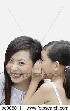 Arquivo de Fotografia - jovem,  menina, 
 dentro,  sussurrando, 
 mulher,  orelha. 
fotosearch - busca 
de fotos, imagens 
e clipart