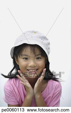 Banco de Imagem - jovem,  menina, 
 dentro,  sorrindo. 
fotosearch - busca 
de fotos, imagens 
e clipart