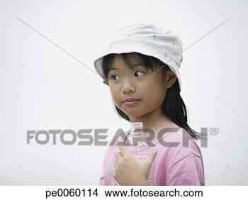 Banco de Imagem - jovem,  menina, 
 dentro,  segurando, 
 água,  garrafa. 
fotosearch - busca 
de fotos, imagens 
e clipart