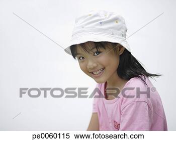 Banco de Imagem - jovem,  menina, 
 dentro,  sorrindo. 
fotosearch - busca 
de fotos, imagens 
e clipart