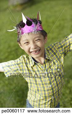 Foto - jovem,  menino, 
 ao ar livre, 
 desgastar,  partido, 
 chapéu. fotosearch 
- busca de fotos, 
imagens e clipart