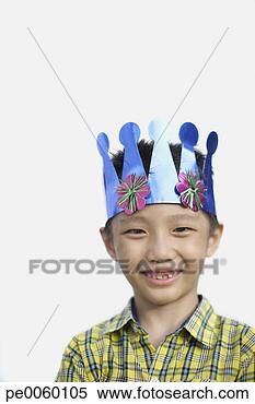 Banco de Imagem - jovem,  menino, 
 dentro,  desgastar, 
 partido,  chapéu, 
 sorrindo. fotosearch 
- busca de fotos, 
imagens e clipart
