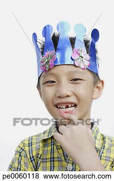 Banco de Imagem - jovem,  menino, 
 dentro,  desgastar, 
 partido,  chapéu, 
 mostrando. fotosearch 
- busca de fotos, 
imagens e clipart