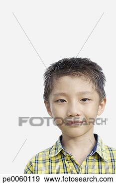 Arquivo Fotográficos - jovem,  menino, 
 dentro,  olhar, 
 câmera. fotosearch 
- busca de fotos, 
imagens e clipart