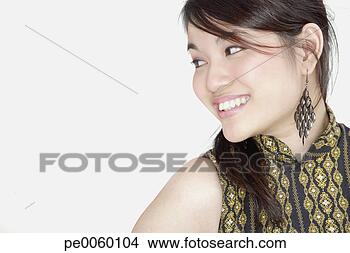 Banco de Imagem - mulher,  dentro, 
 sorrindo,  olhar, 
 lado. fotosearch 
- busca de fotos, 
imagens e clipart