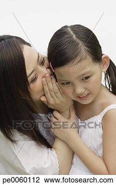 Banco de Imagem - mulher,  dentro, 
 sussurrando, 
 jovem,  menina, 
 orelha. fotosearch 
- busca de fotos, 
imagens e clipart