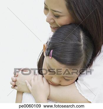 Arquivo Fotográficos - mulher,  jovem, 
 menina,  abraçar, 
 dentro. fotosearch 
- busca de fotos, 
imagens e clipart