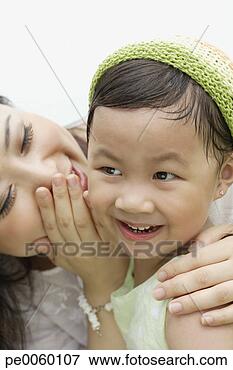 Foto - mulher,  sussurrando, 
 jovem,  meninas, 
 orelha. fotosearch 
- busca de fotos, 
imagens e clipart
