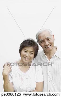Banco de Imagem - par,  dentro, 
 sorrindo. fotosearch 
- busca de fotos, 
imagens e clipart