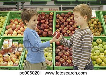 Arquivo de Fotografia - dois,  jovem, 
 meninos,  mercearia, 
 loja,  segurando, 
 maçã. fotosearch 
- busca de fotos, 
imagens e clipart