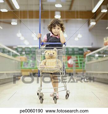 Arquivo de Fotografias - jovem,  menina, 
 mercearia,  loja, 
 shopping,  carreta. 
fotosearch - busca 
de fotos, imagens 
e clipart