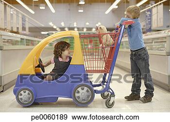Arquivo Fotográficos - jovem,   menino, 
  jovem,   menina, 
  mercearia,  
 loja,   shopping. 
fotosearch - busca 
de fotos, imagens 
e clipart