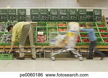 Banco de Imagem - jovem,   menino, 
  mercearia,  
 loja,   empurrar, 
  shopping. fotosearch 
- busca de fotos, 
imagens e clipart