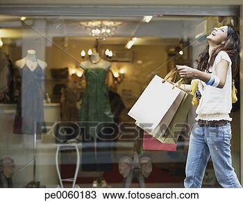 Banco de Imagem - mulher,  ao ar 
livre,  shopping, 
 sacolas,  rir. 
fotosearch - busca 
de fotos, imagens 
e clipart