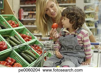 Banco de Imagem - mulher,  jovem, 
 menina,  mercearia, 
 loja,  segurando, 
 tomate. fotosearch 
- busca de fotos, 
imagens e clipart