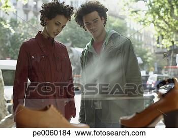 Banco de Imagem - par,  ao ar livre, 
 janela,  shopping. 
fotosearch - busca 
de fotos, imagens 
e clipart