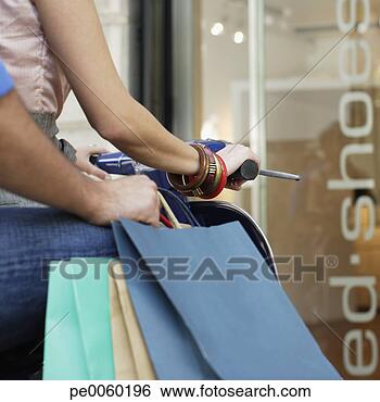 Banco de Imagem - par,  ao ar livre, 
 scooter,  shopping, 
 sacolas. fotosearch 
- busca de fotos, 
imagens e clipart