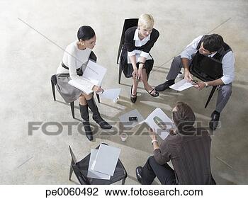 Banco de Imagem - cinco,  businesspeople, 
 dentro,  paperwork. 
fotosearch - busca 
de fotos, imagens 
e clipart