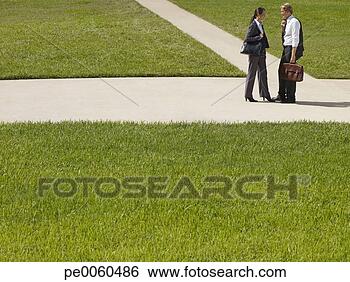 Banco de Imagem - dois,  businesspeople, 
 ao ar livre, 
 calçada,  falando. 
fotosearch - busca 
de fotos, imagens 
e clipart