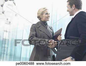 Banco de Imagem - dois,  businesspeople, 
 ao ar livre, 
 agitação,  mãos. 
fotosearch - busca 
de fotos, imagens 
e clipart