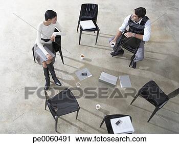 Arquivo de Fotografia - dois,  businesspeople, 
 dentro,  laptop, 
 pastas. fotosearch 
- busca de fotos, 
imagens e clipart