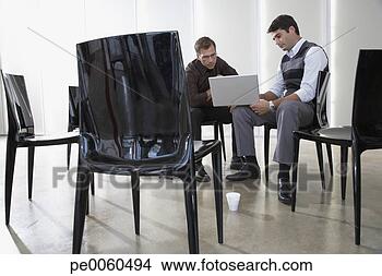 Banco de Imagem - dois,  businesspeople, 
 dentro,  laptop. 
fotosearch - busca 
de fotos, imagens 
e clipart