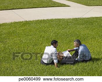Arquivo Fotográficos - dois,  homens 
negócios,  ao 
ar livre,  sentando, 
 capim,  paperwork. 
fotosearch - busca 
de fotos, imagens 
e clipart