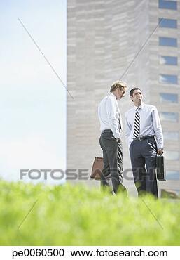 Arquivo de Fotografias - dois,  homens 
negócios,  ao 
ar livre,  falando. 
fotosearch - busca 
de fotos, imagens 
e clipart