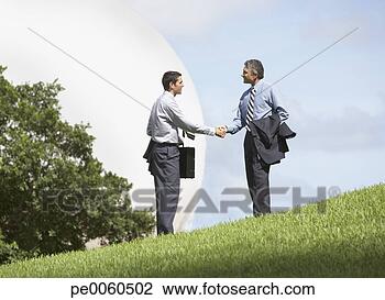 Banco de Imagem - dois,  homens 
negócios,  ao 
ar livre,  agitação, 
 mãos. fotosearch 
- busca de fotos, 
imagens e clipart