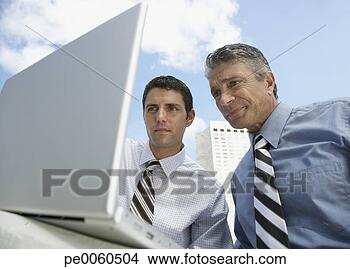 Banco de Imagem - dois,  homens 
negócios,  ao 
ar livre,  laptop. 
fotosearch - busca 
de fotos, imagens 
e clipart