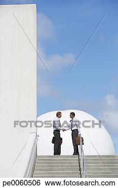 Banco de Imagem - dois,   homens 
negócios,   ao 
ar livre,   topo, 
  escadaria. fotosearch 
- busca de fotos, 
imagens e clipart