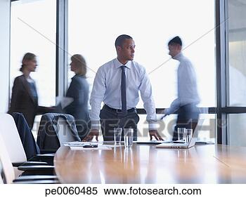 Banco de Imagem - homem negócios, 
  sala reuniões, 
  três,   colegas 
trabalho,   atrás. 
fotosearch - busca 
de fotos, imagens 
e clipart