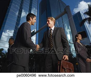 Banco de Imagem - quatro,  businesspeople, 
 ao ar livre, 
 edifícios. fotosearch 
- busca de fotos, 
imagens e clipart