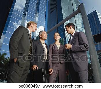 Foto - quatro,  businesspeople, 
 ao ar livre, 
 edifícios,  falando. 
fotosearch - busca 
de fotos, imagens 
e clipart